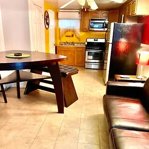 Homestay Large 3-bedrooms/2-bath Apt, One Block To Train, New York