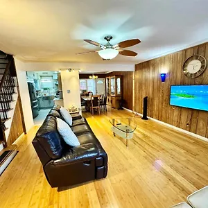 Holiday home Lga Airport 3 Mins, 3 Bedroom Duplex House, Parking And Private Backyard, 9mins Subway!, New York